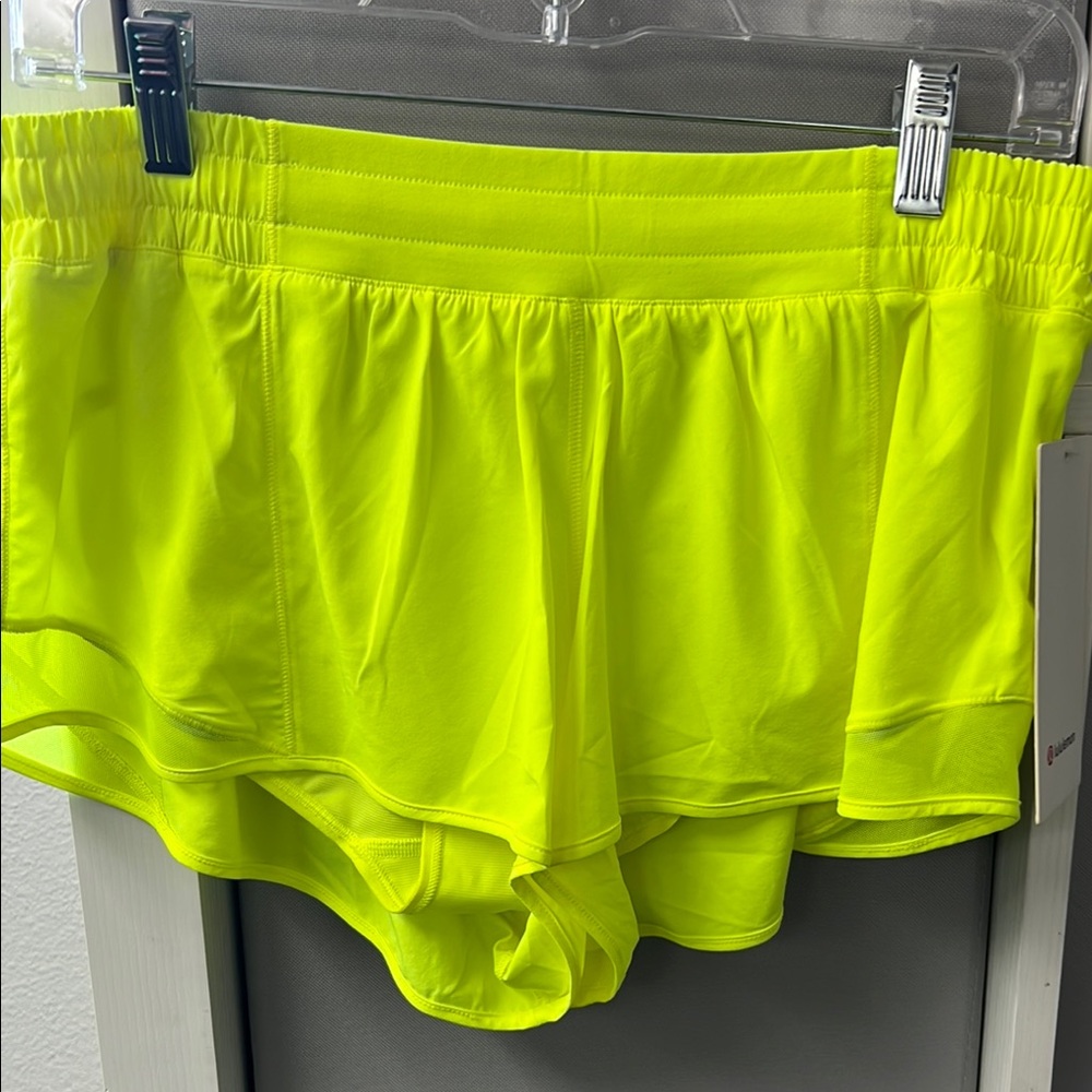 Lululemon Hotty Hot 2.5” Yellow Women's Shorts. Size 10. NWT
